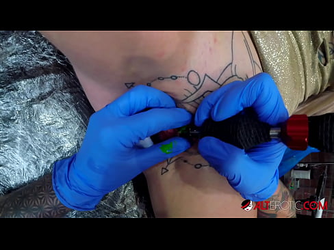 ❤️ Ekstreem tattooed hottie Sully Savage krige in tattoo op har klitoris ❤️❌  Seks by wy